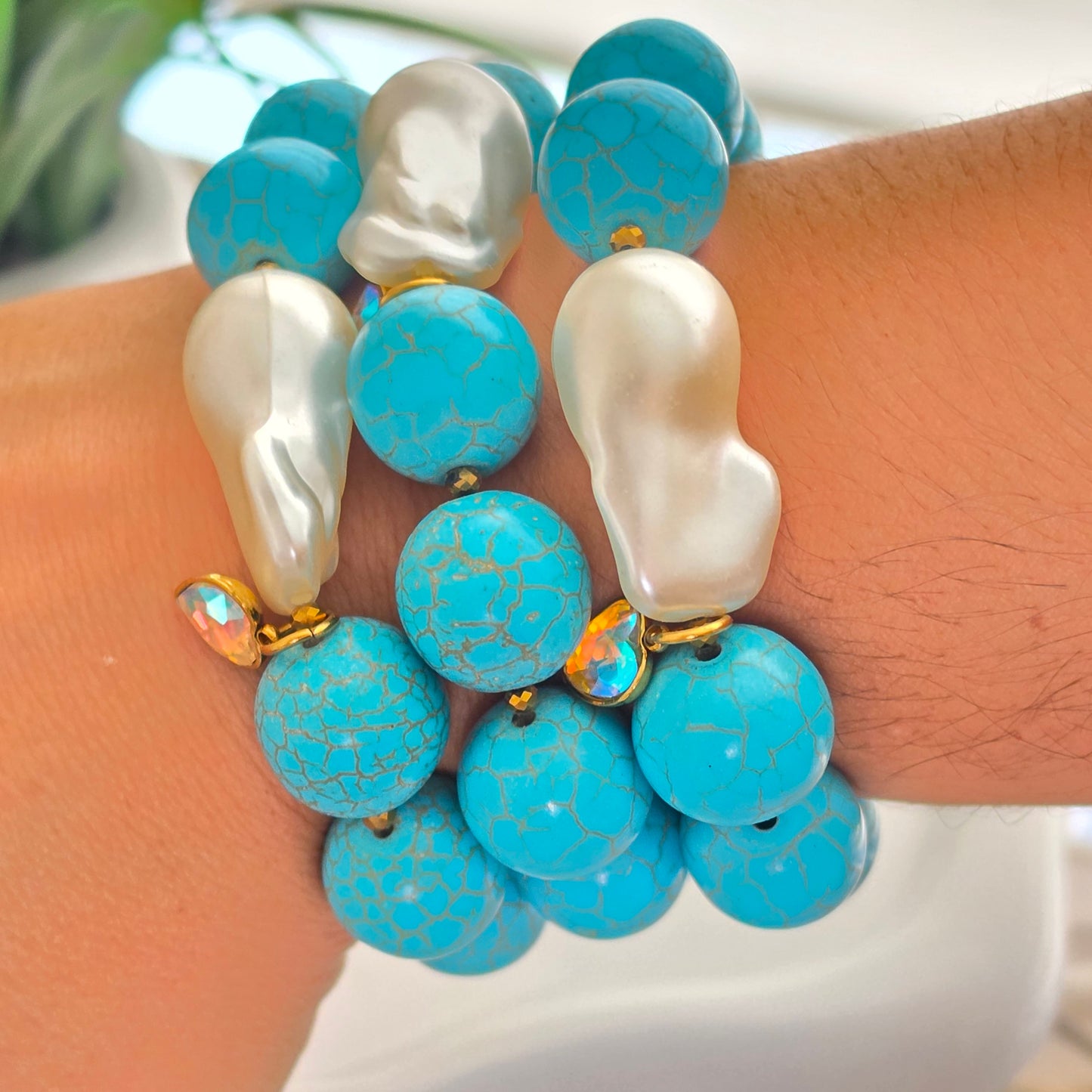 Pulsera Elástica de Howlite Turquesa con Perla y Corazón Tornasol