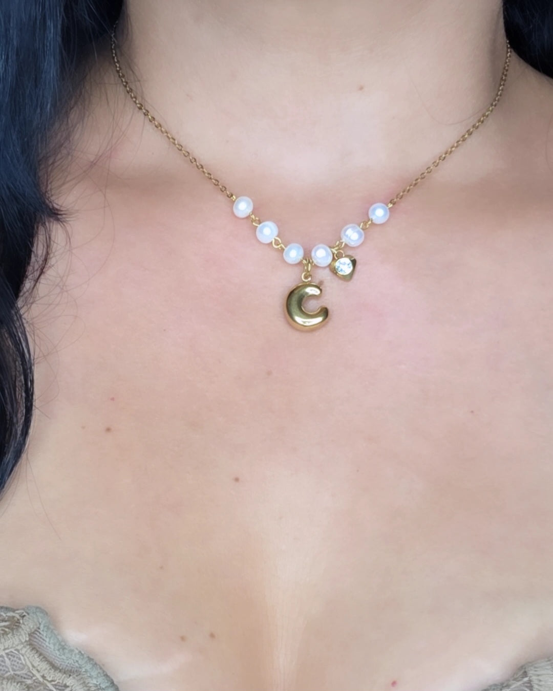Collar con Inicial y Perla Cultivada en Stainless Steel