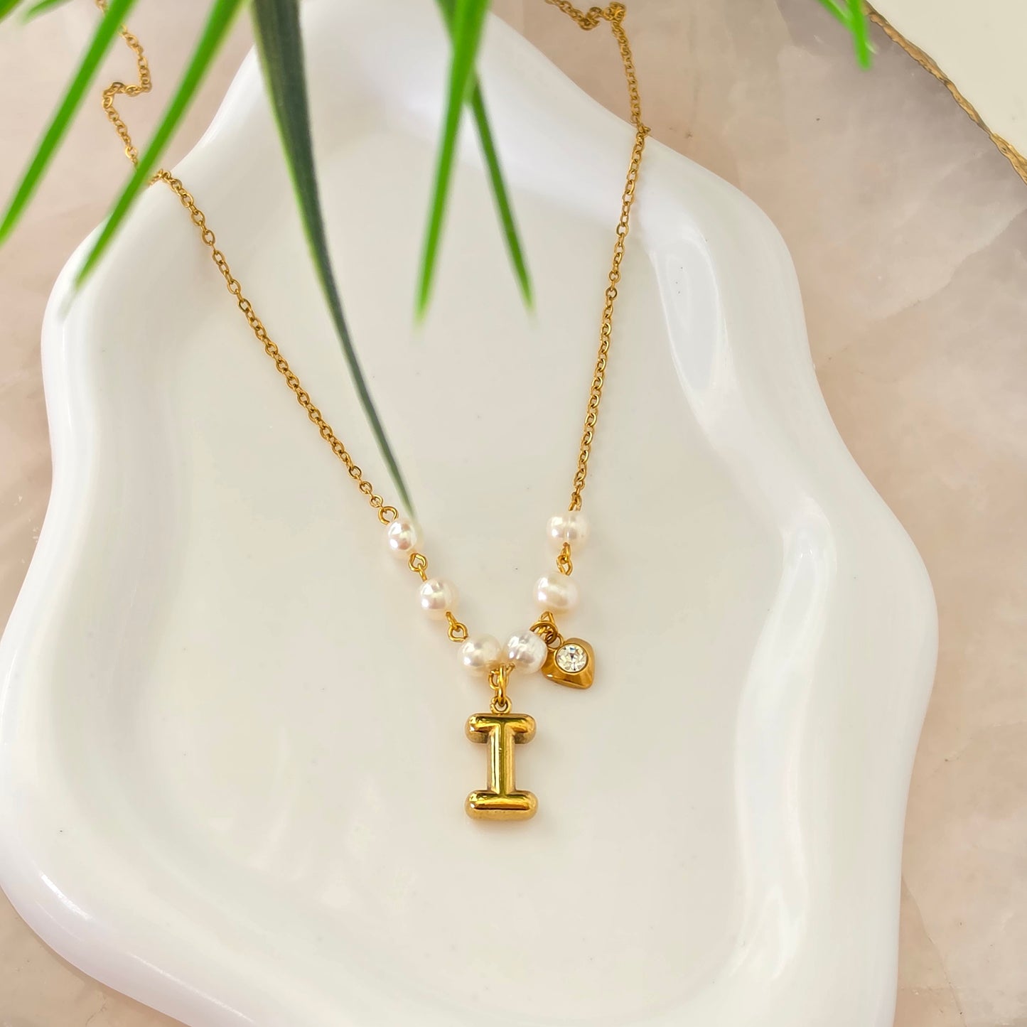 Collar con Inicial y Perla Cultivada en Stainless Steel