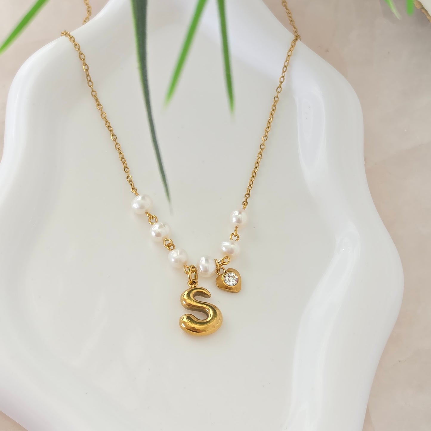 Collar con Inicial y Perla Cultivada en Stainless Steel