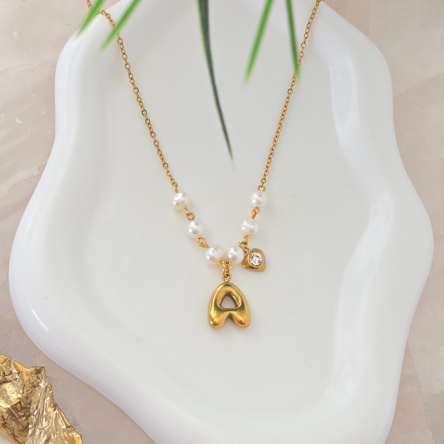 Collar con Inicial y Perla Cultivada en Stainless Steel