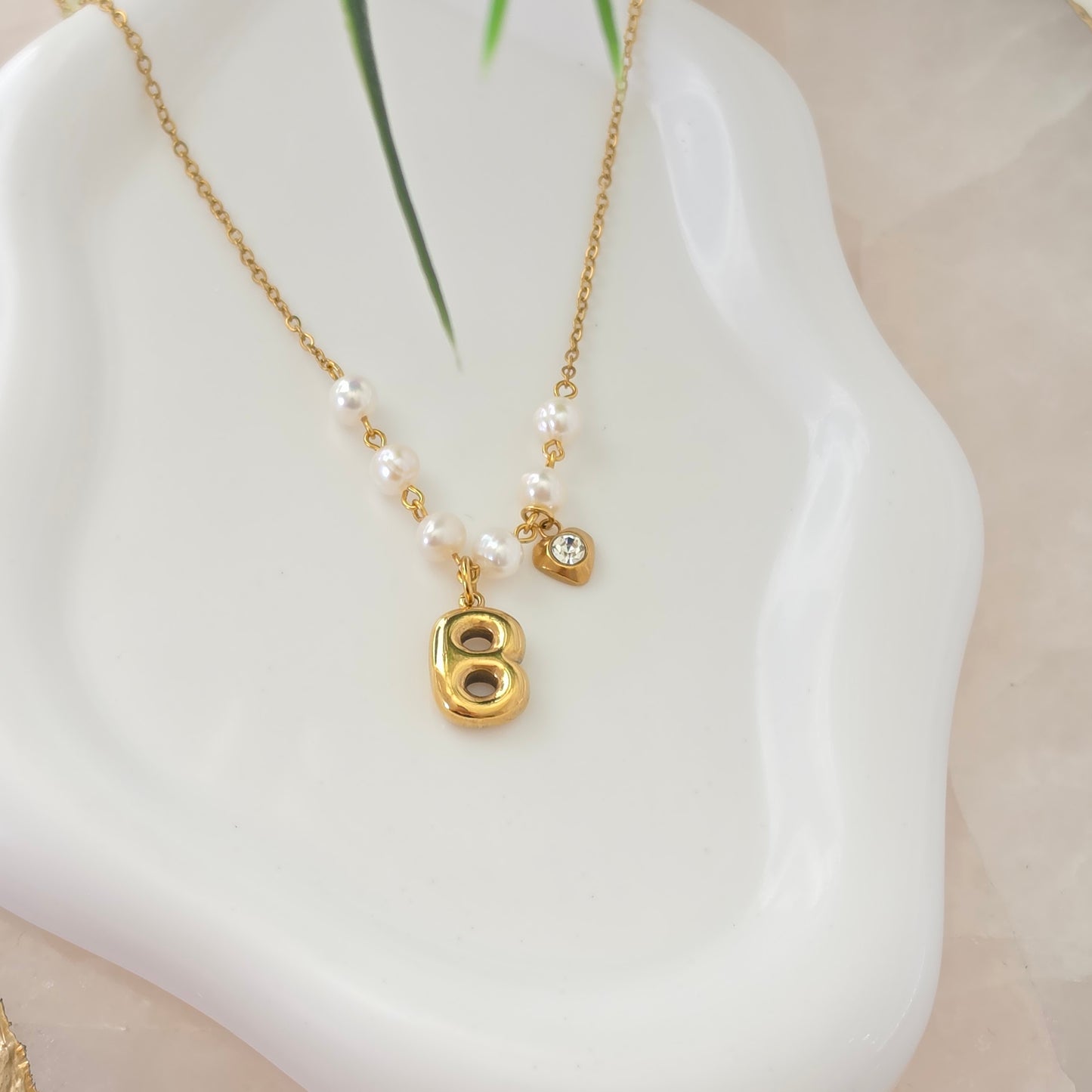Collar con Inicial y Perla Cultivada en Stainless Steel