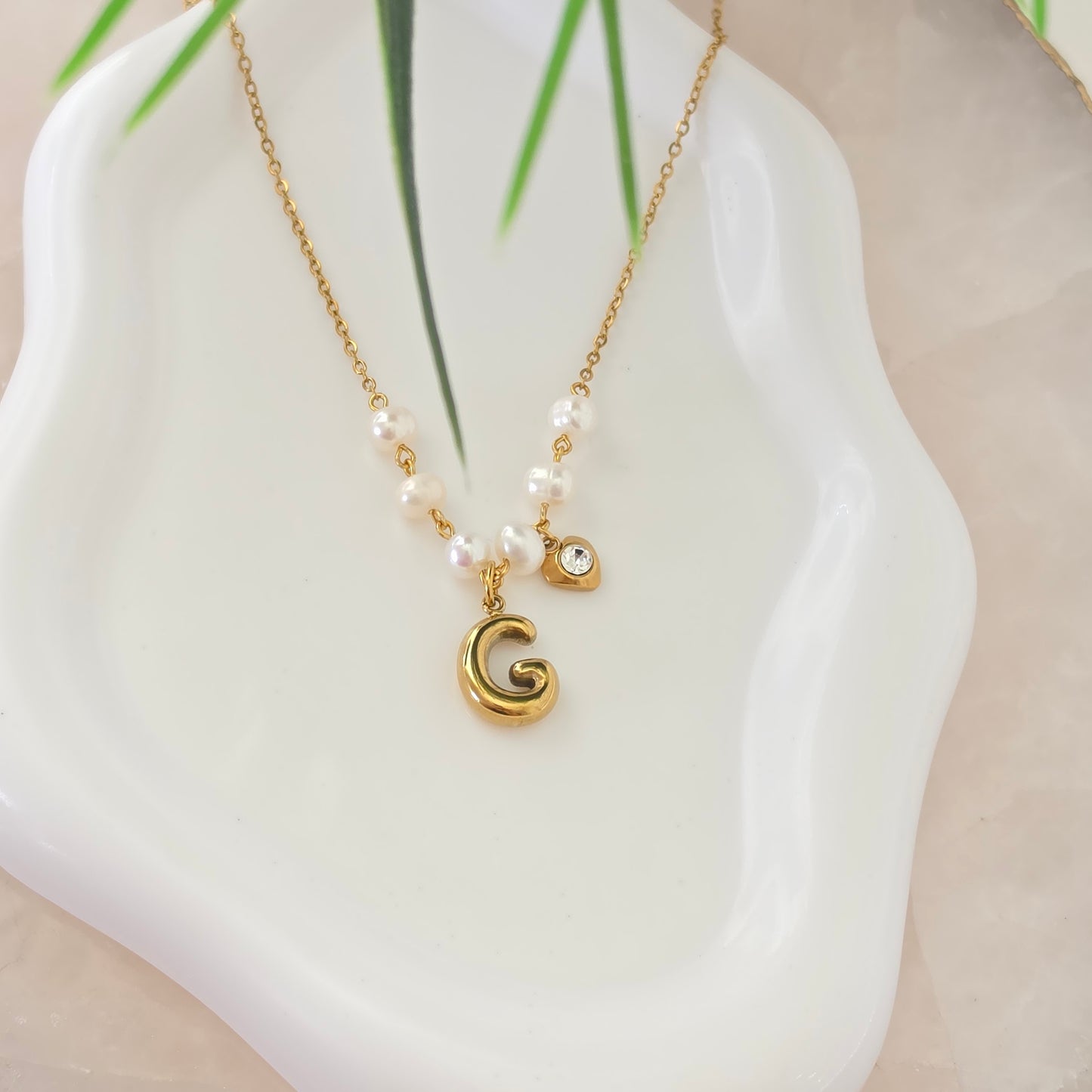 Collar con Inicial y Perla Cultivada en Stainless Steel