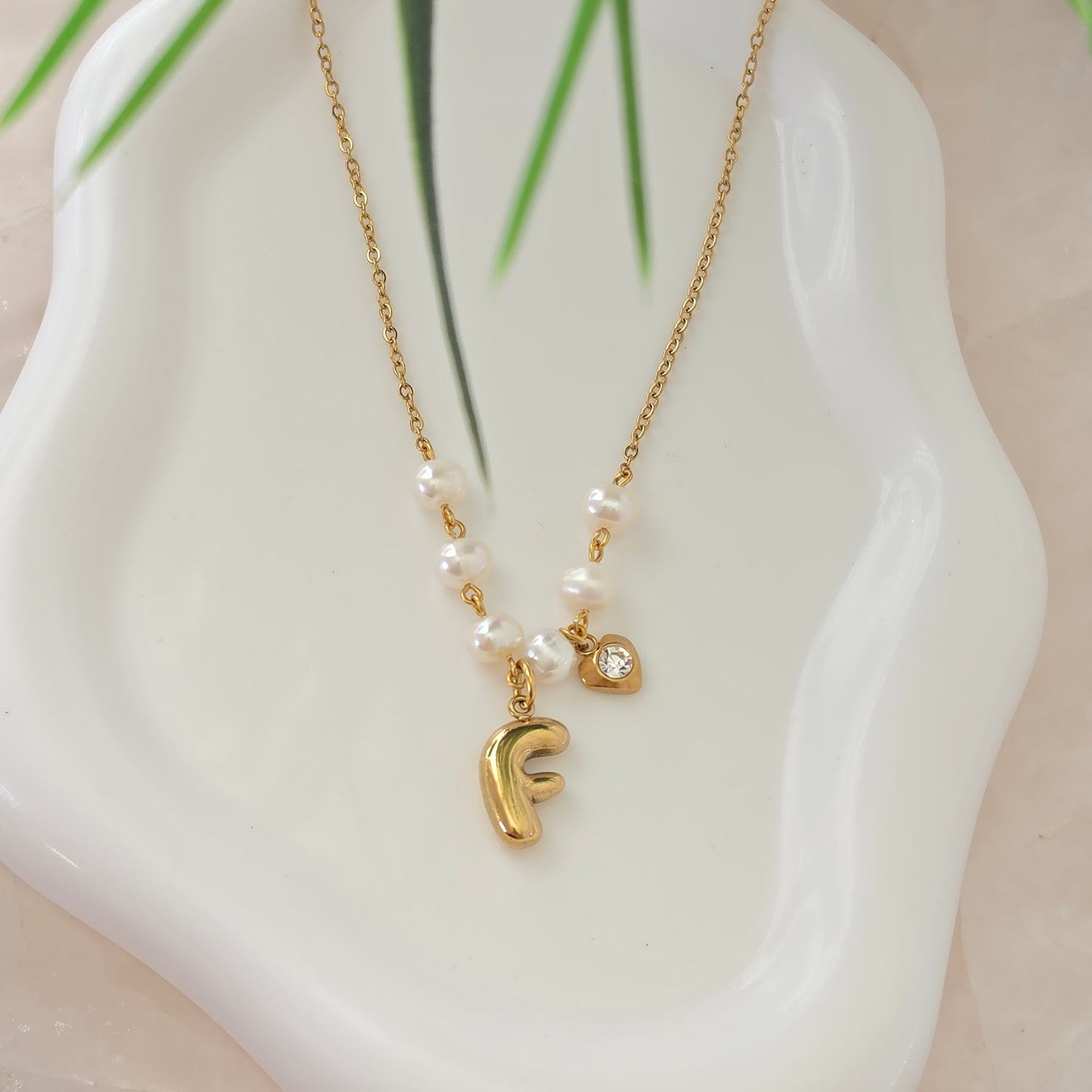 Collar con Inicial y Perla Cultivada en Stainless Steel