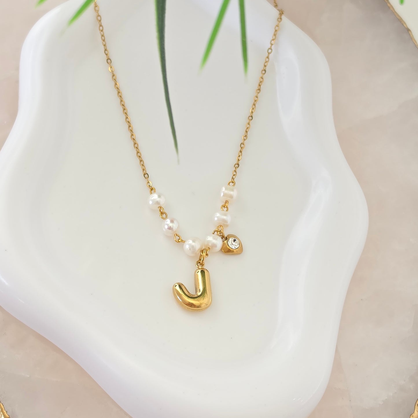 Collar con Inicial y Perla Cultivada en Stainless Steel