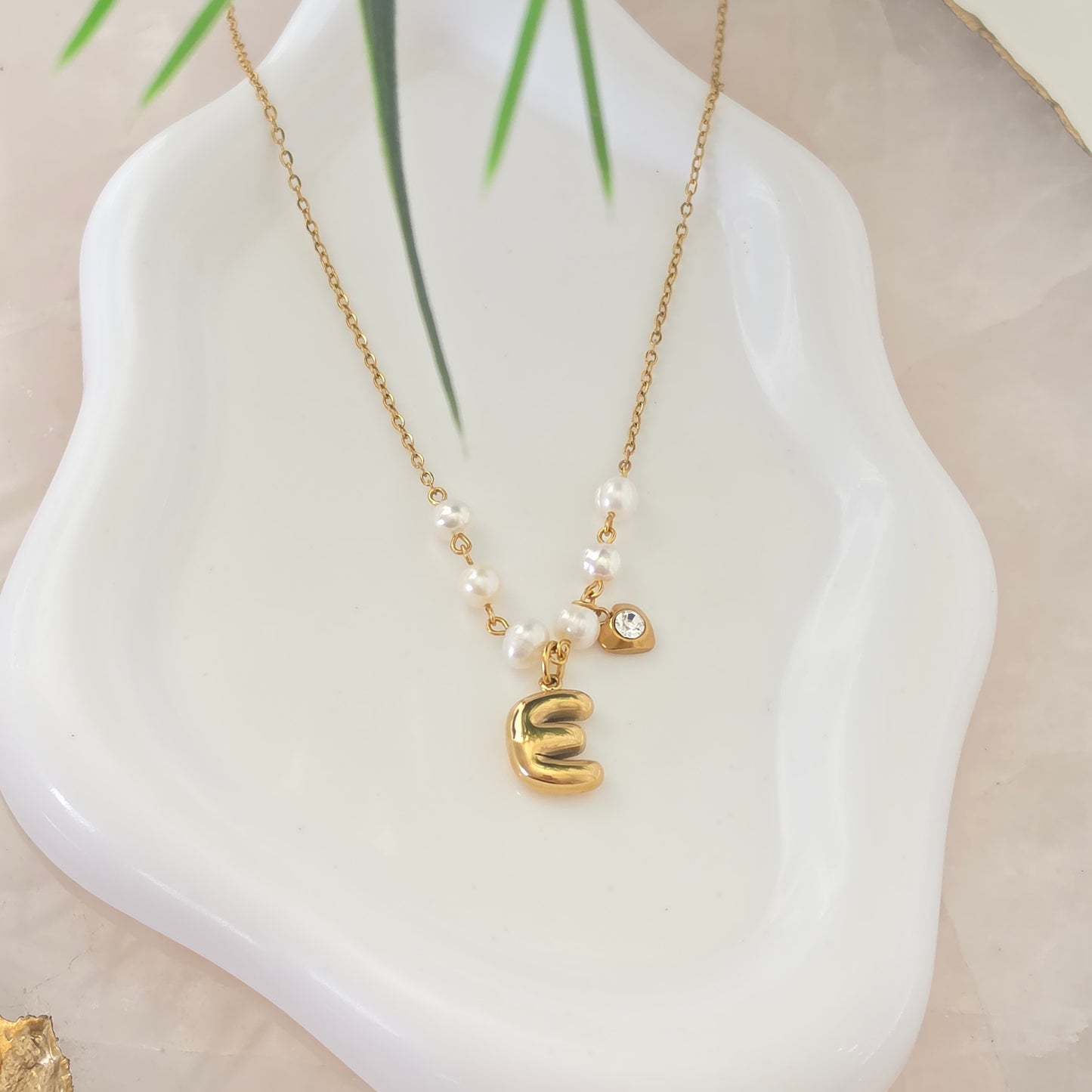 Collar con Inicial y Perla Cultivada en Stainless Steel