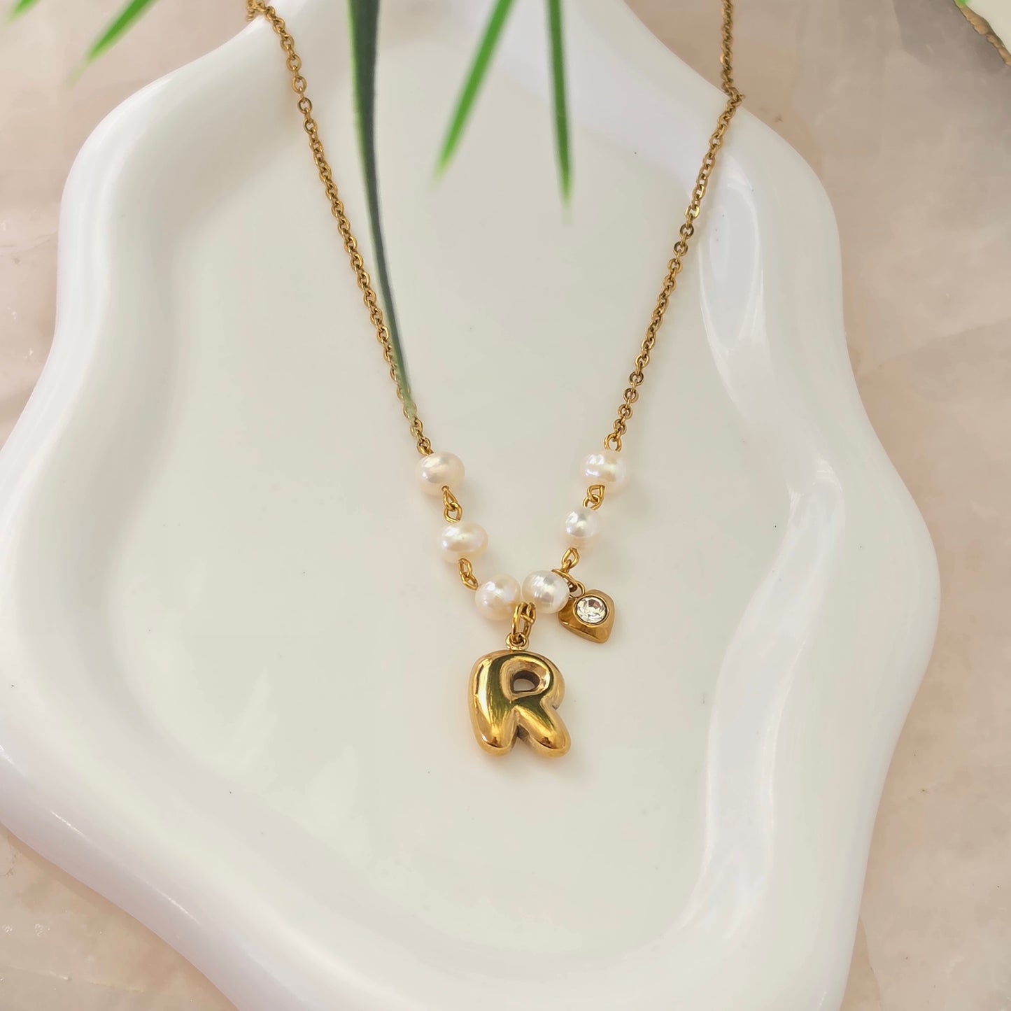 Collar con Inicial y Perla Cultivada en Stainless Steel