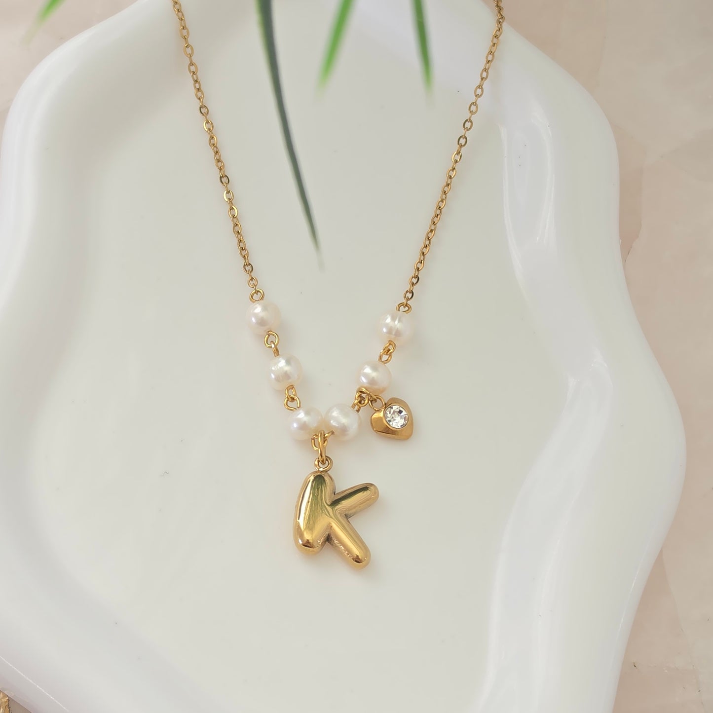Collar con Inicial y Perla Cultivada en Stainless Steel