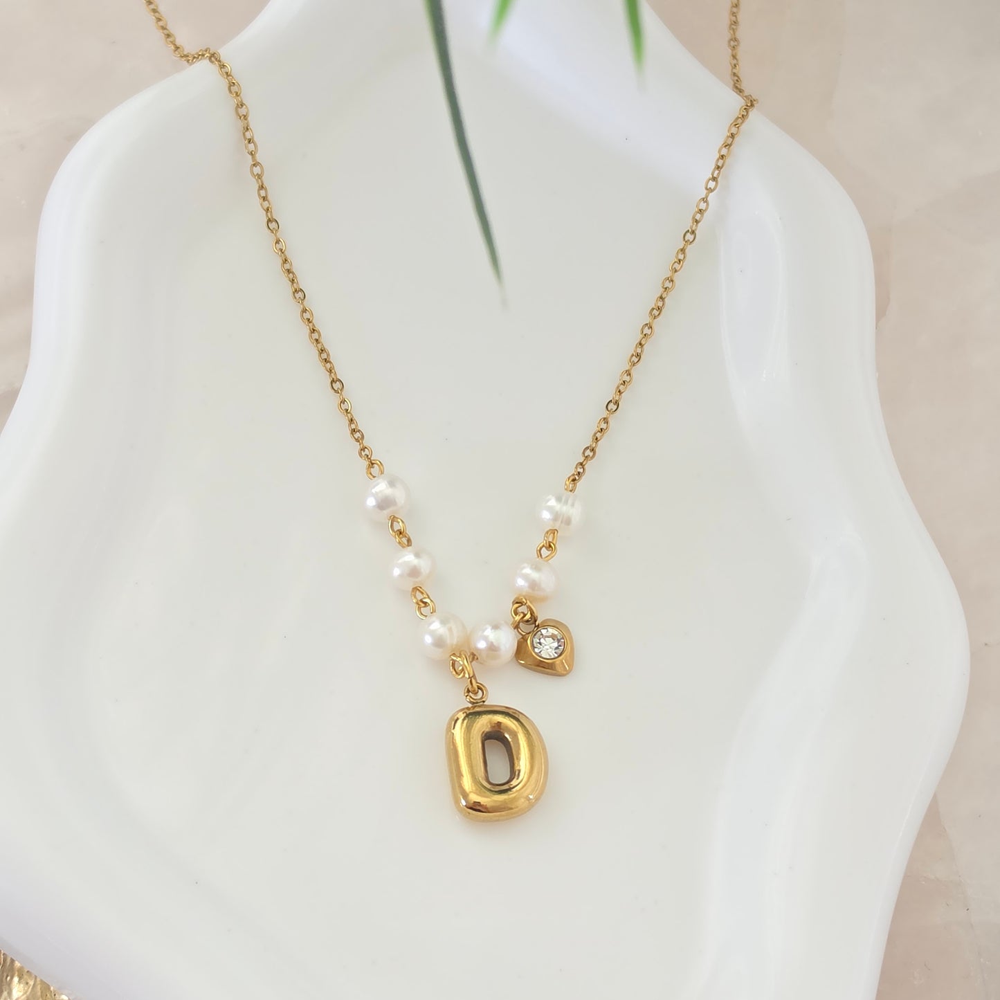 Collar con Inicial y Perla Cultivada en Stainless Steel