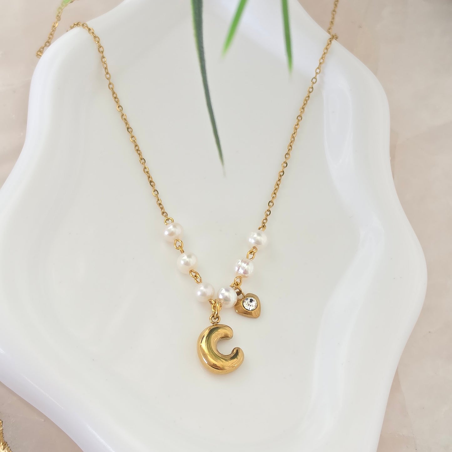 Collar con Inicial y Perla Cultivada en Stainless Steel