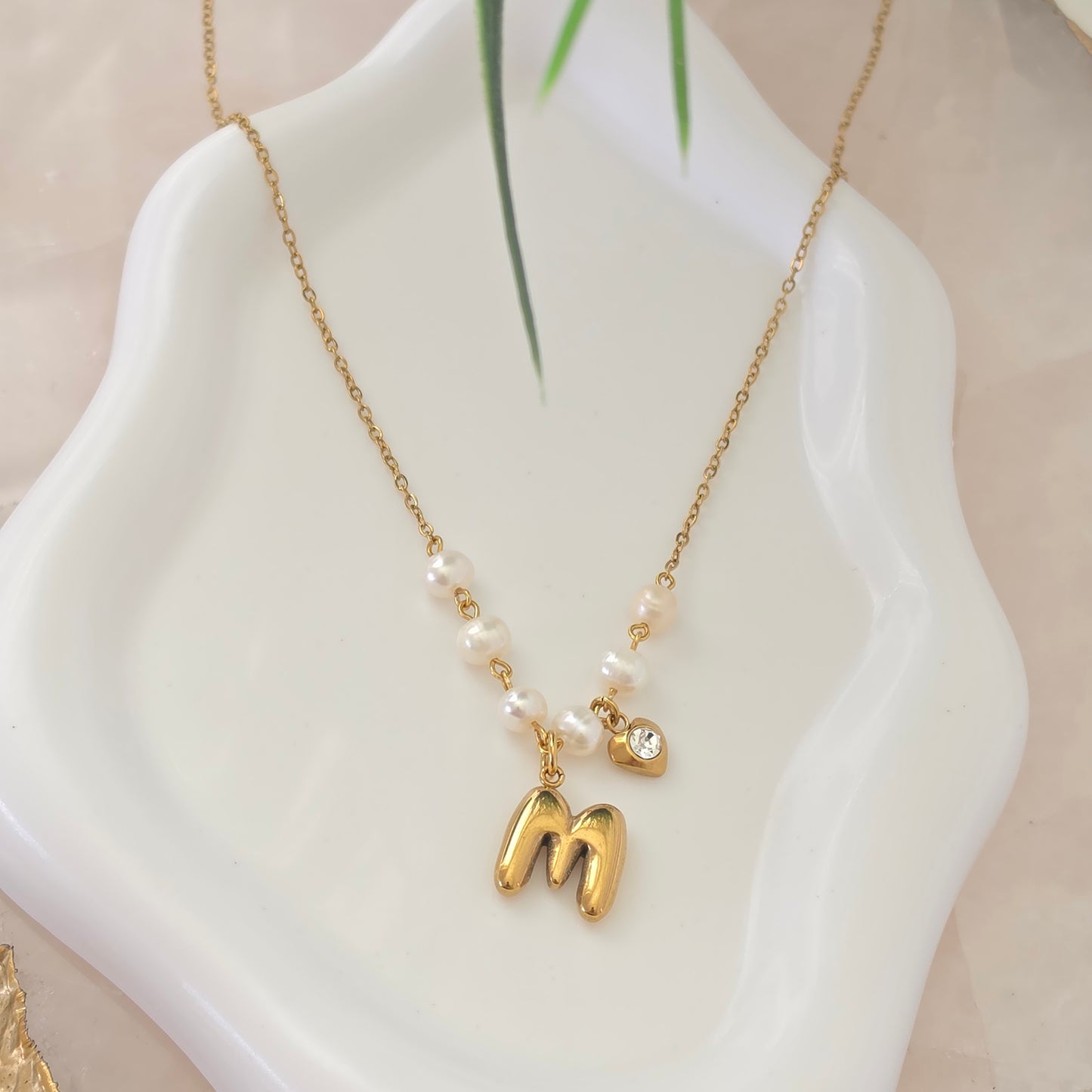 Collar con Inicial y Perla Cultivada en Stainless Steel