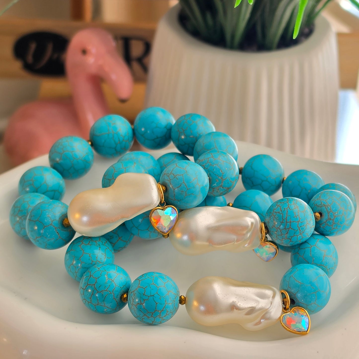 Pulsera Elástica de Howlite Turquesa con Perla  y Corazón Tornasol