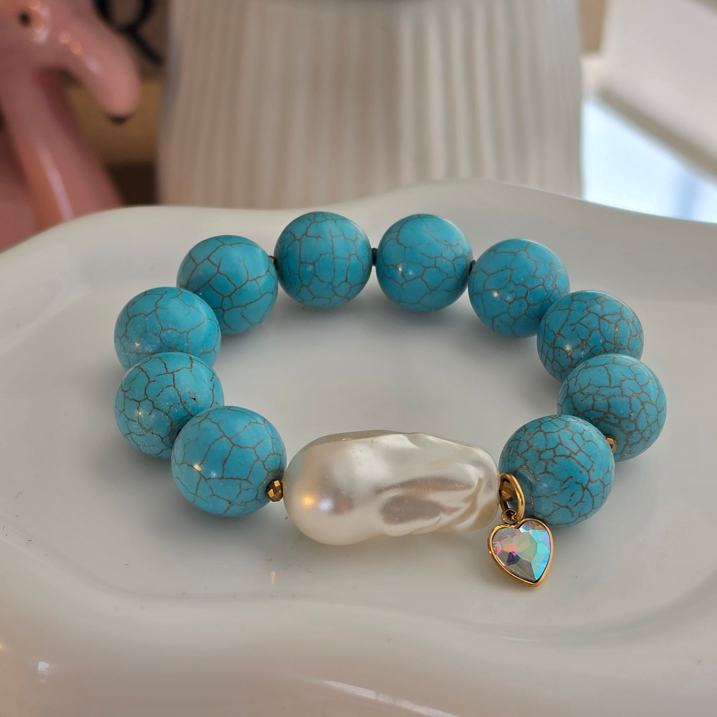 Pulsera Elástica de Howlite Turquesa con Perla  y Corazón Tornasol