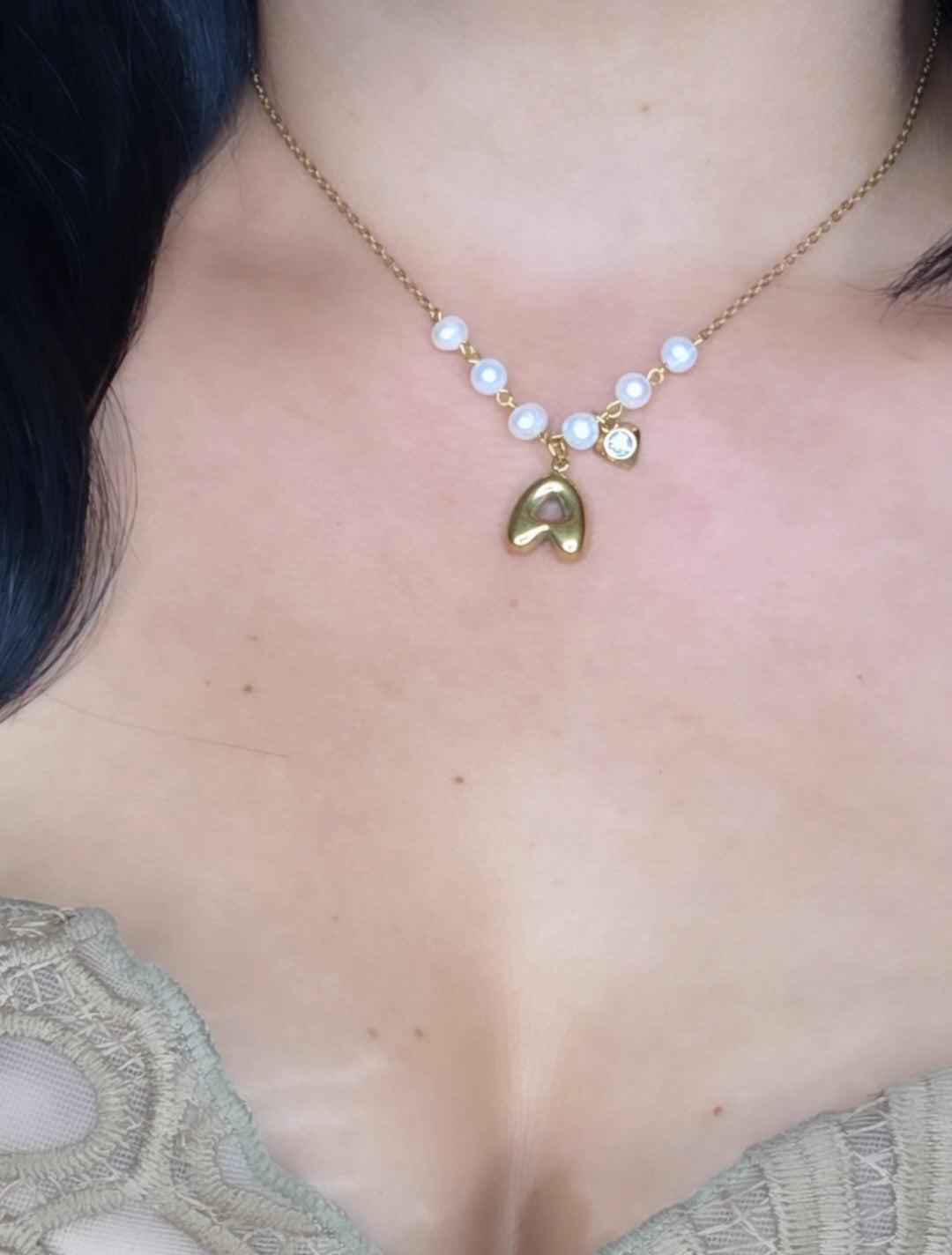 Collar con Inicial y Perla Cultivada en Stainless Steel
